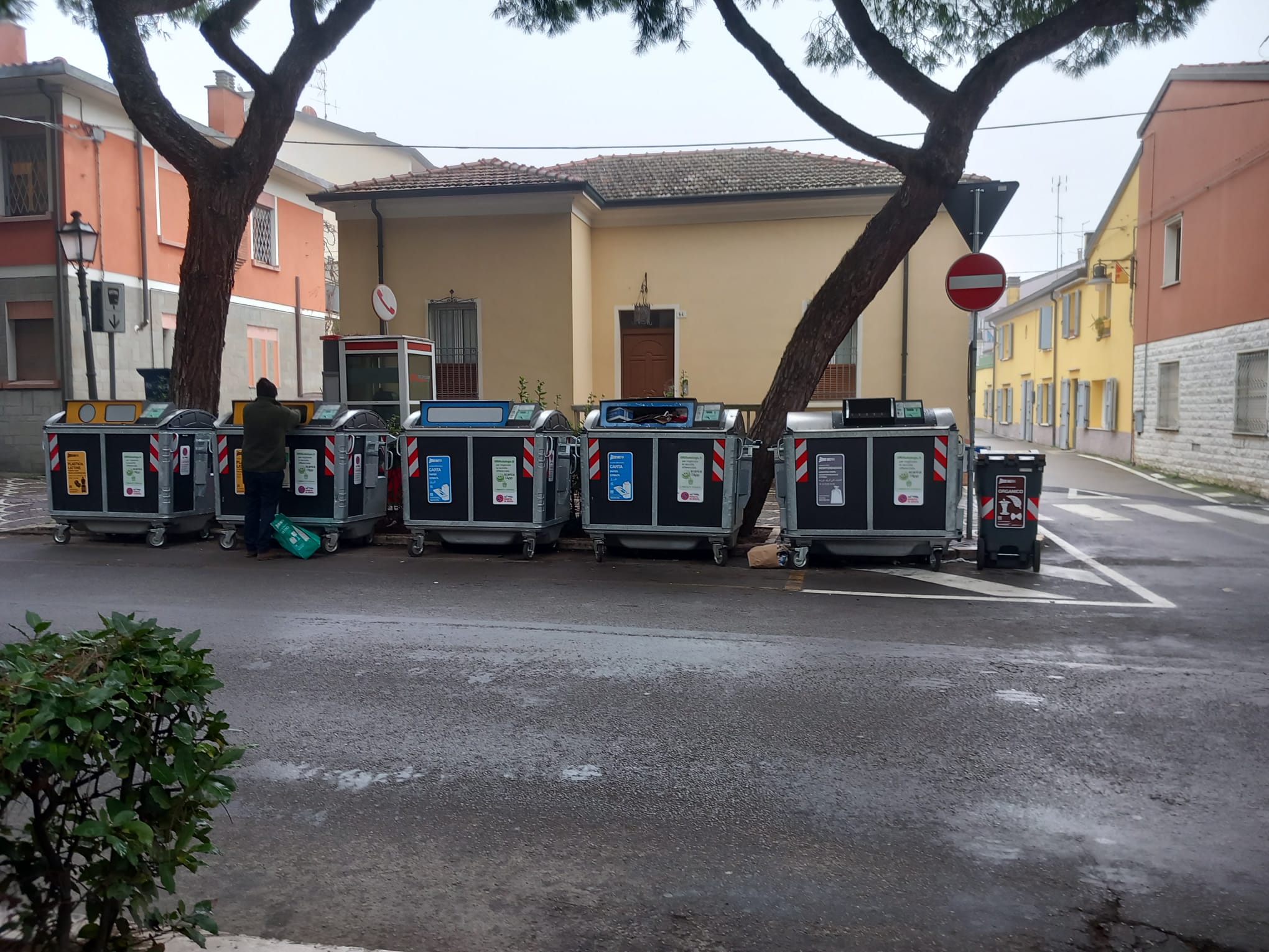 Rifiuti, «Cerchiamo il bidone vuoto come rabdomanti»