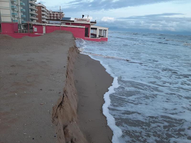 Le dune in spiaggia spazzate via dal maltempo