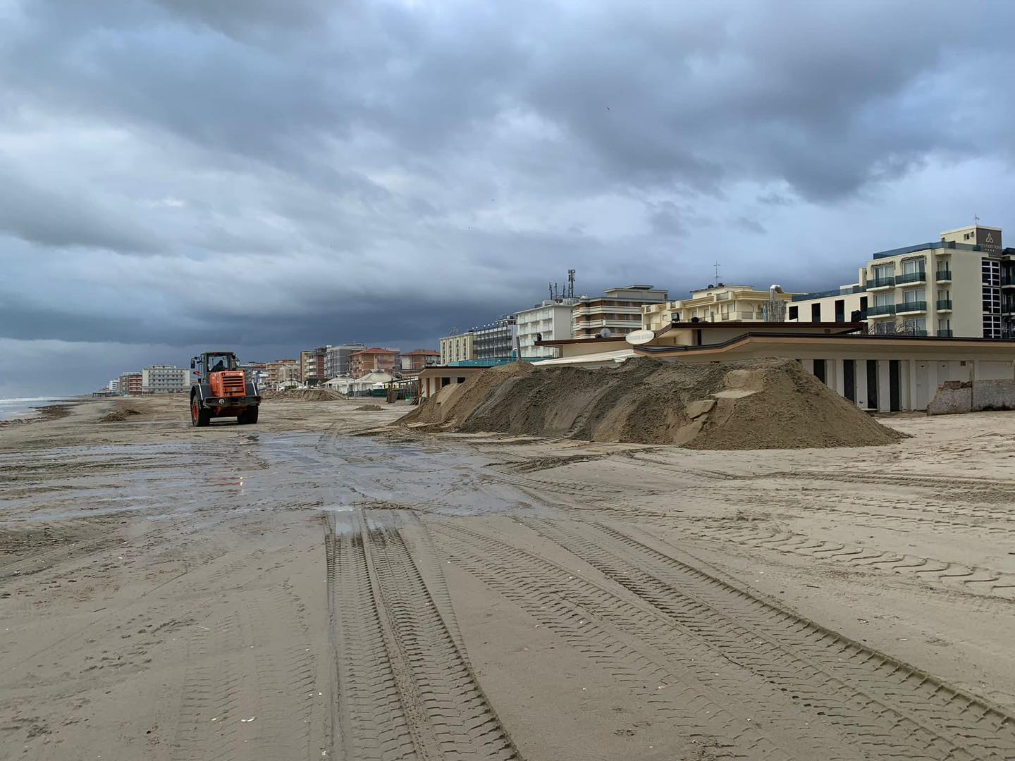 Corsa contro il tempo per ricostruire le dune