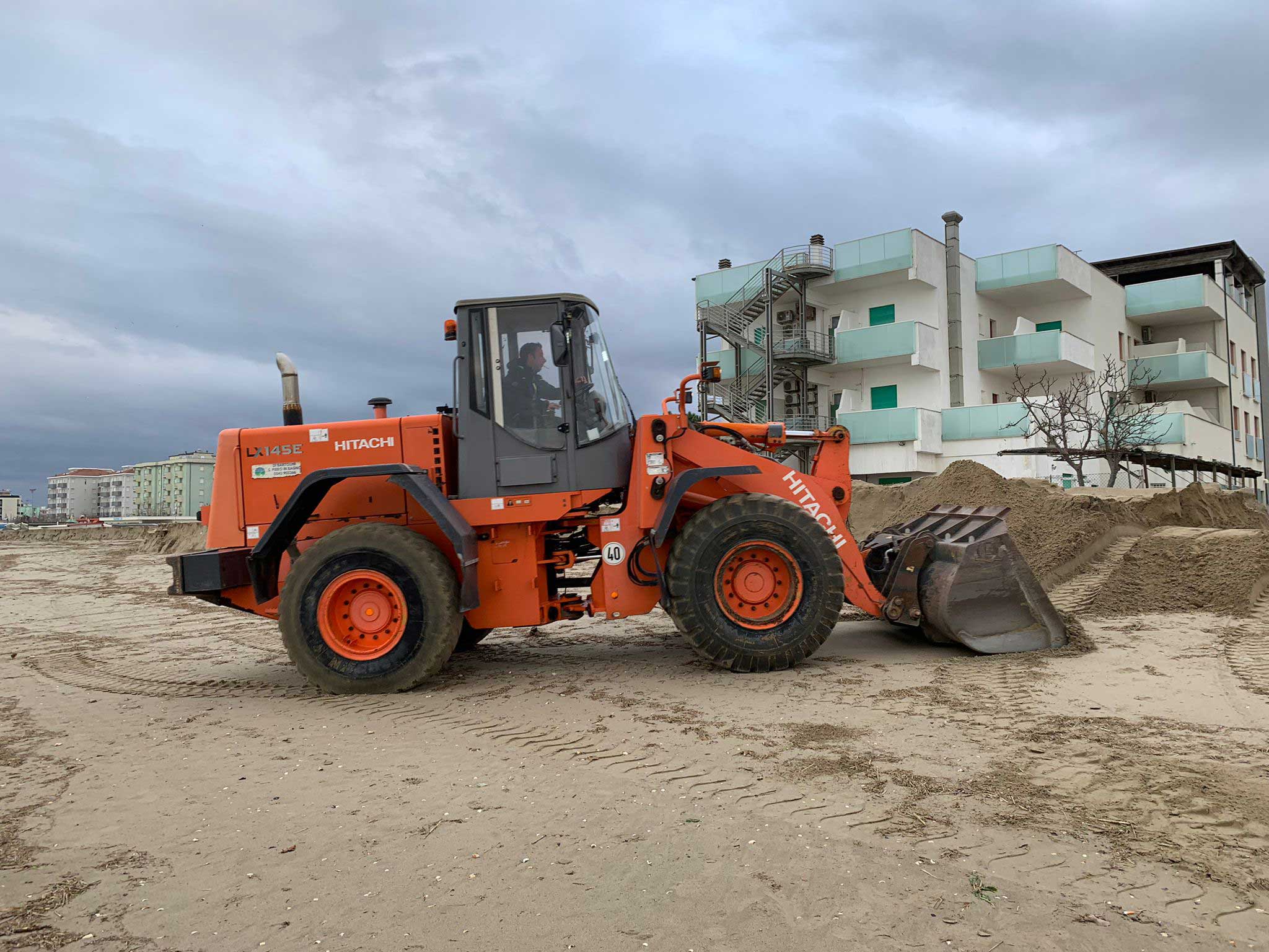 Maltempo, ruspe in moto per difendere la costa