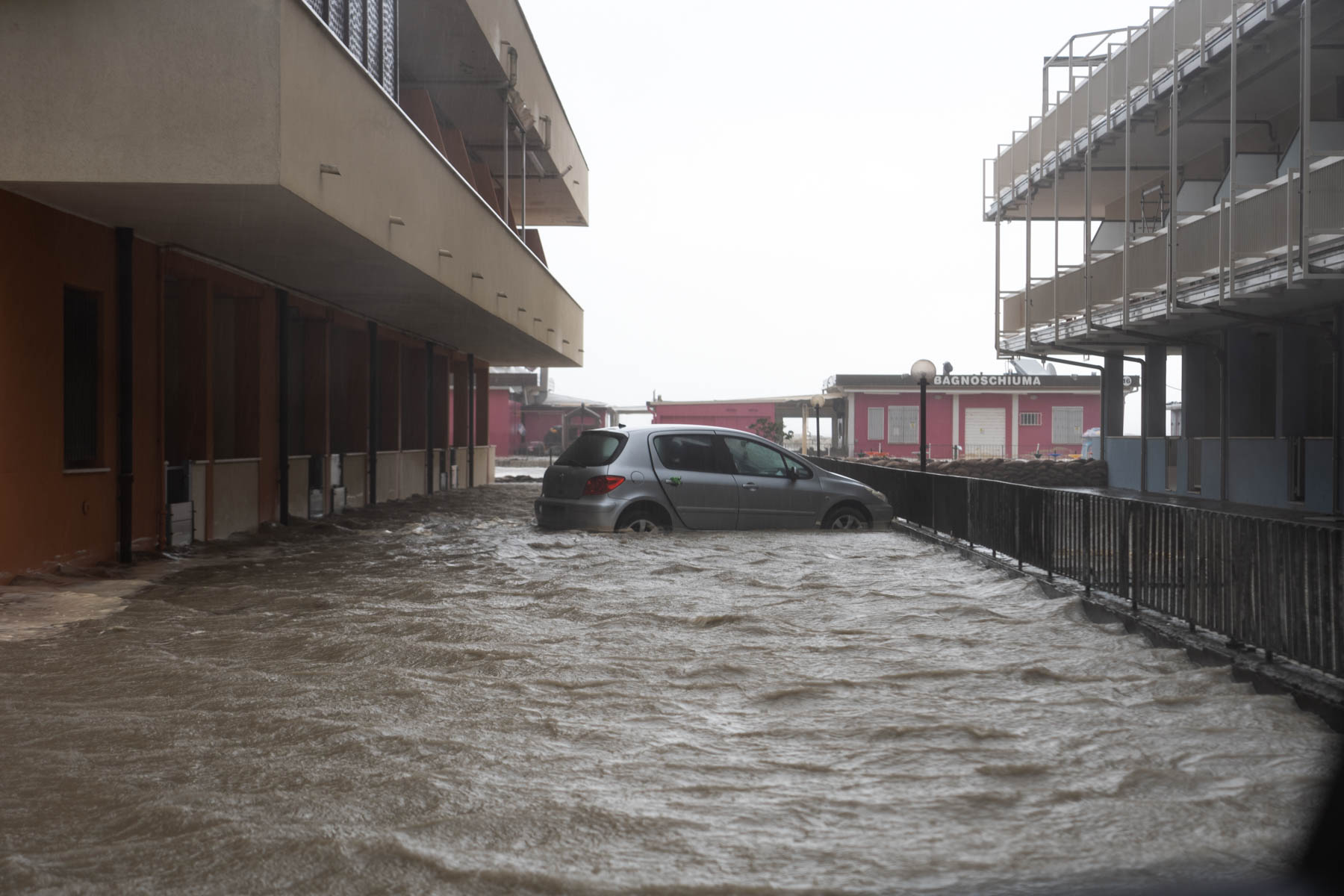 Cesenatico nella morsa dell’acqua. Il video