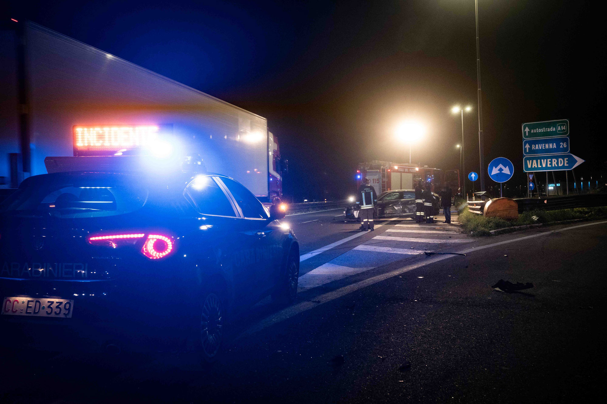 Carambola in Statale, auto nelle frasche