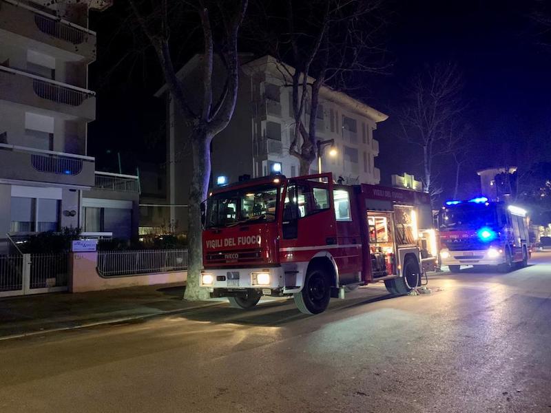 Fumo all’hotel Domus Mea, vigili del fuoco al lavoro