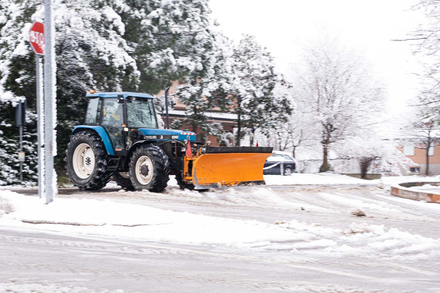 Nevicata nella notte: spala-neve in azione, scuole aperte