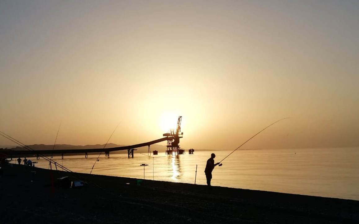 Cade il tabù: sì alla pesca in spiaggia in l’estate