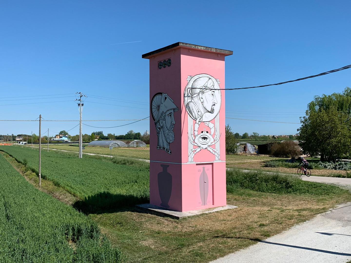 Cabina dell’Enel dedicata a Pantani per accogliere il Giro