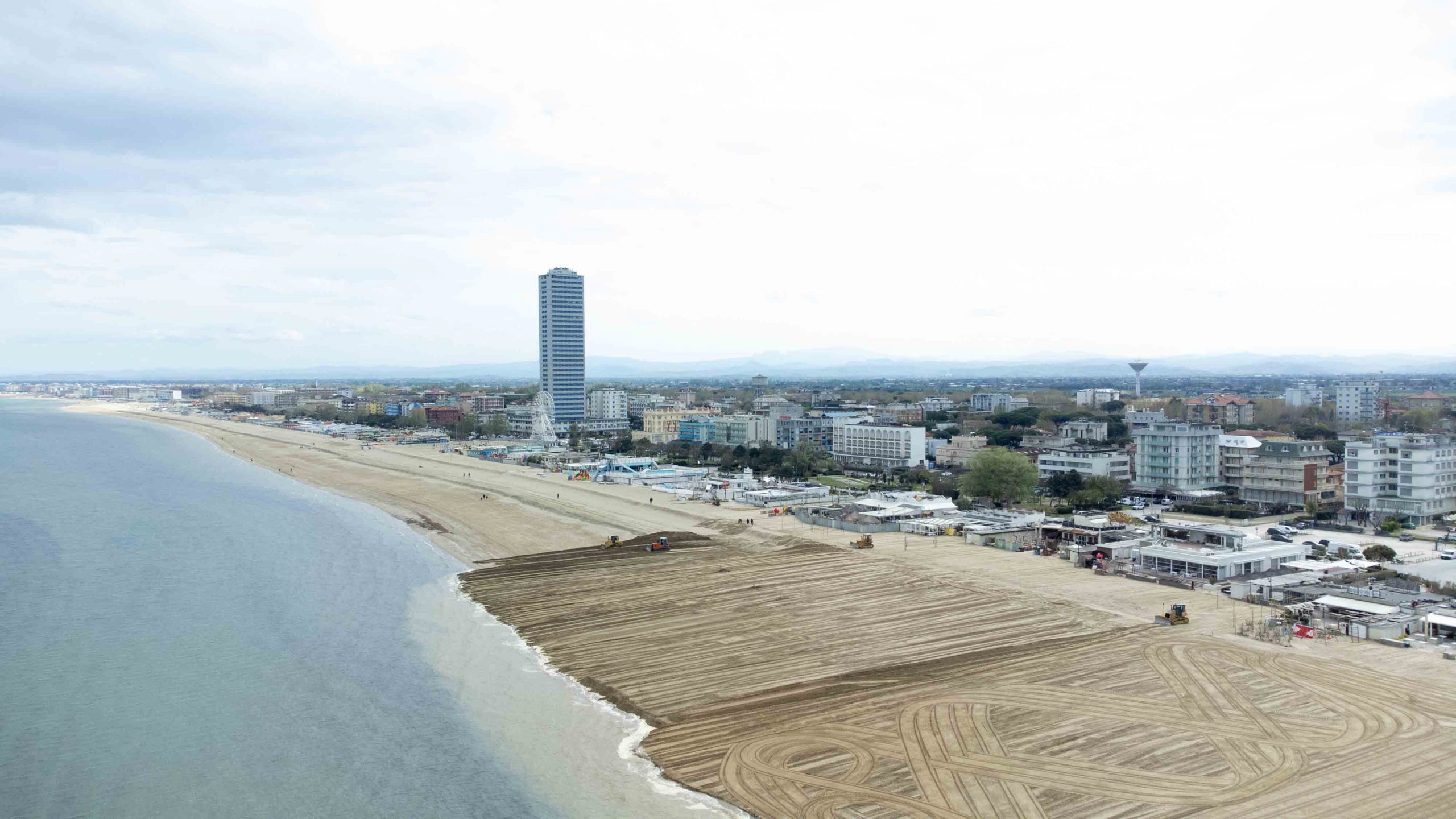 Spiaggia, ruspe al lavoro sulle dune – VIDEO