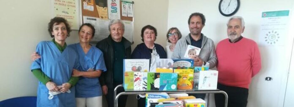 Albergatori e bagnini donano libri alla pediatria