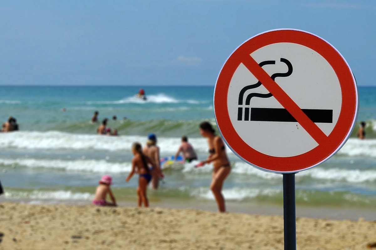 Da oggi vietato fumare in riva al mare a Riccione