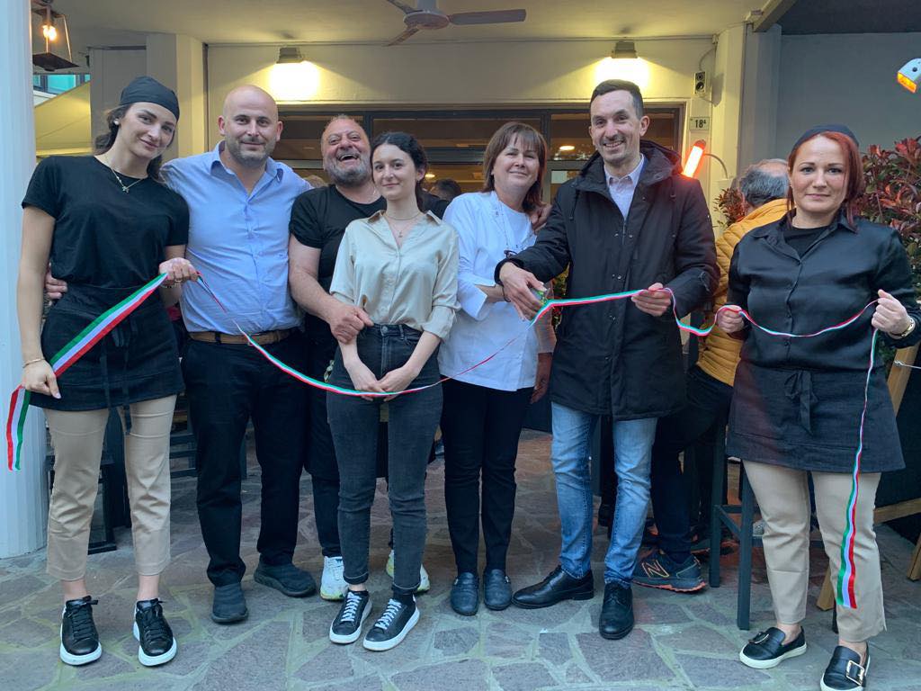 Ha inaugurato in piazza Comandini “L’Antico Girarrosto”