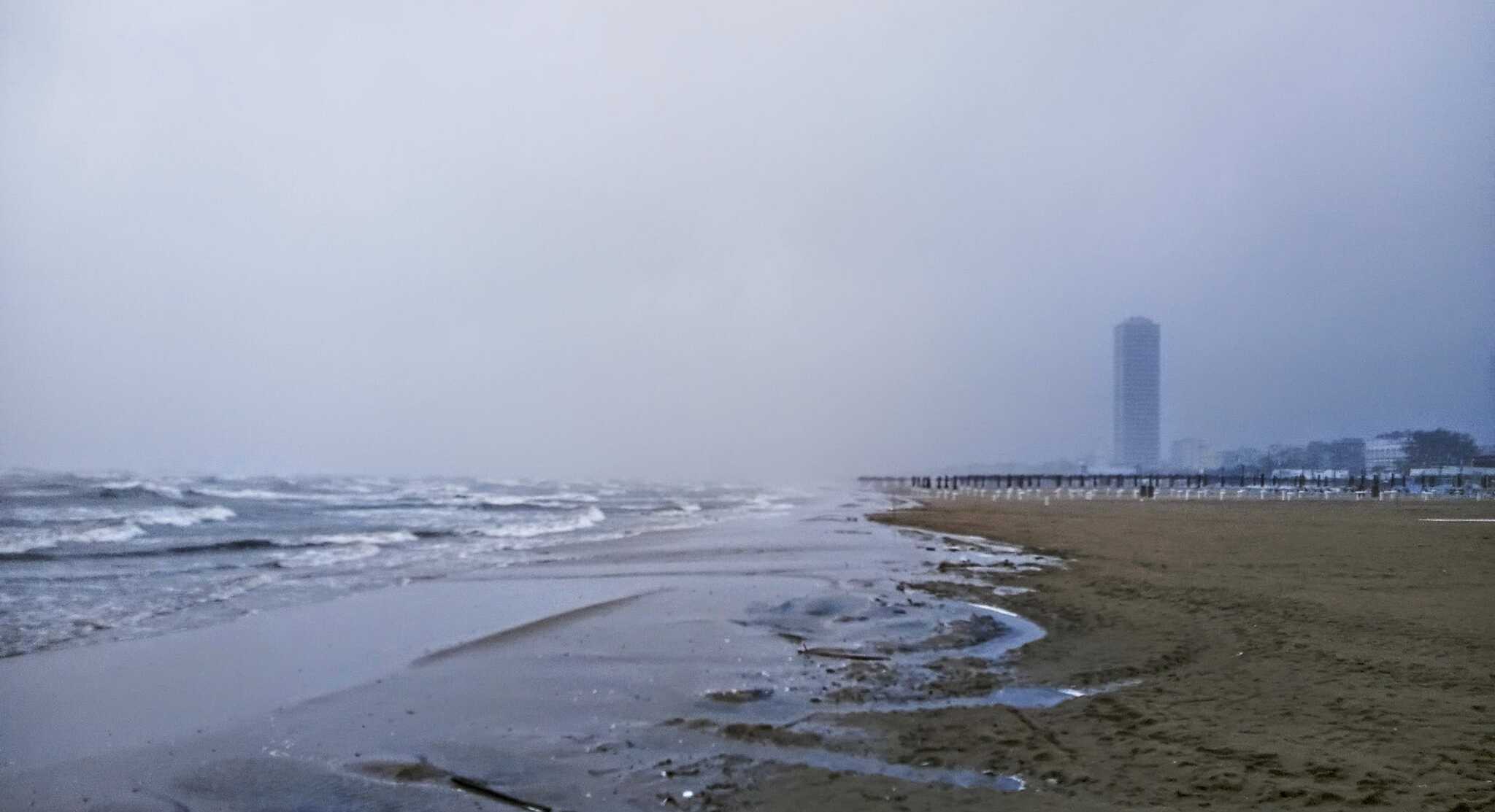 Il maltempo (in ritardo) provoca lievi danni alla spiaggia