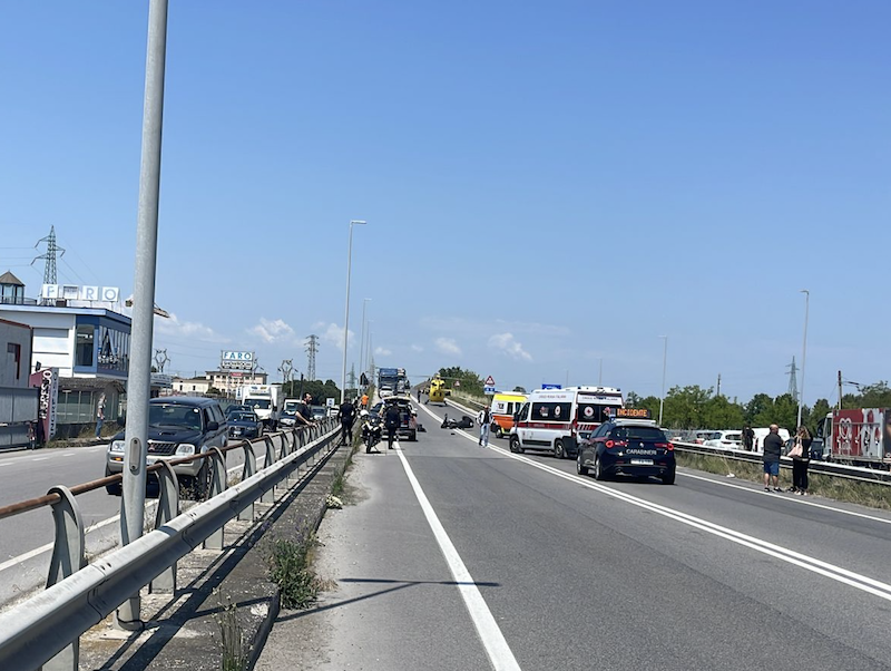 Tragedia in Adriatica, morto un motociclista