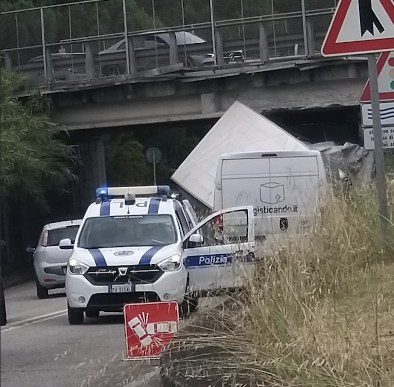 Autocarro bloccato nel sottopasso dell’Adriatica