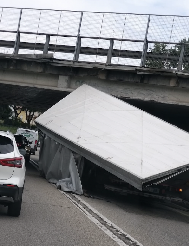 autocarro incastrato