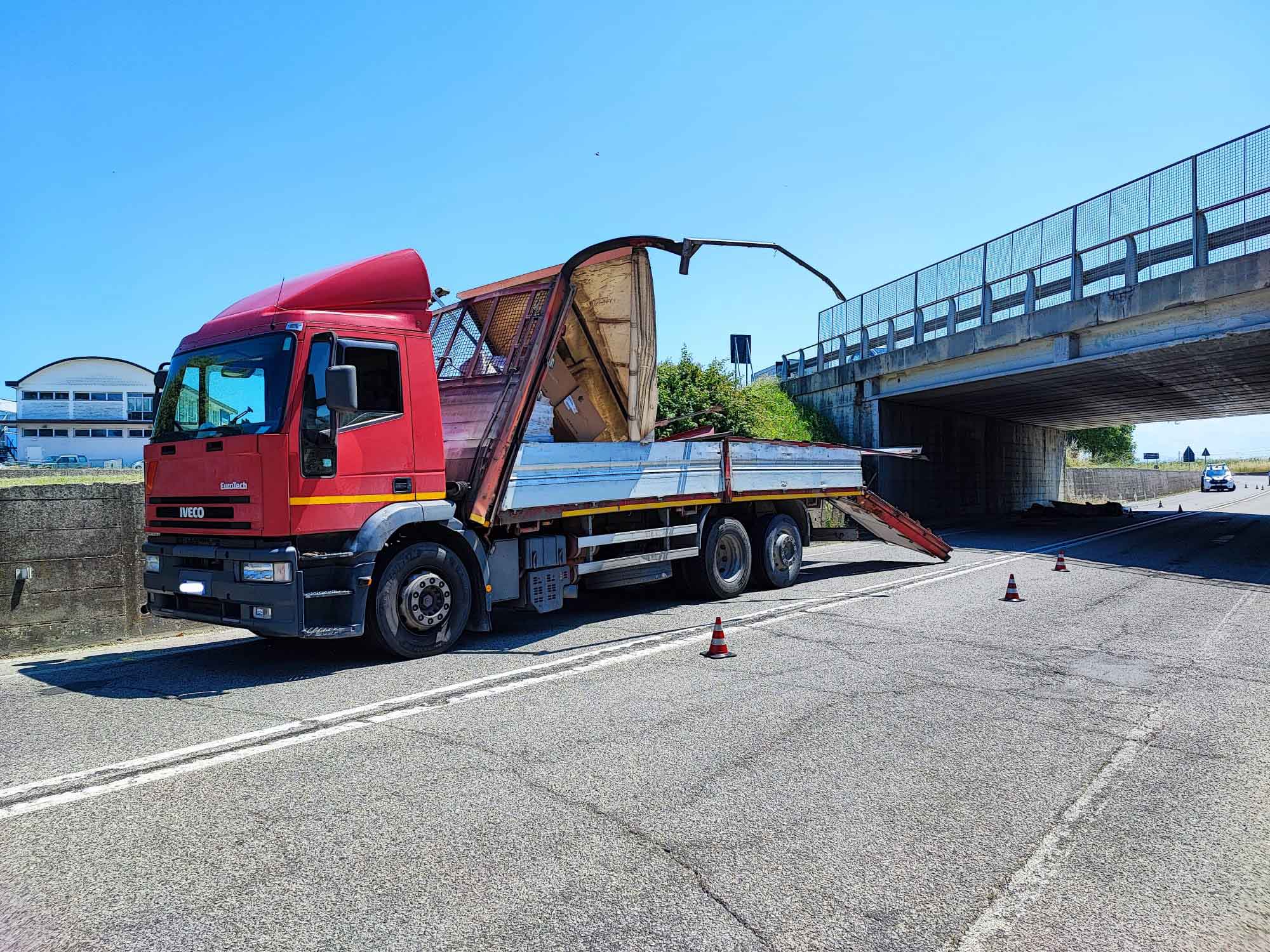 Autocarro bloccato nel sottopasso della Statale