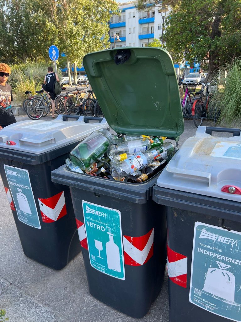 bidoni vetro spiaggia