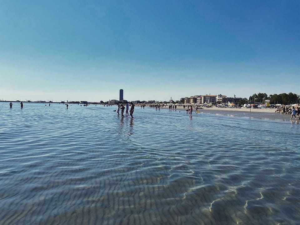 Spiaggia allagata, bagnini costretti a rinunciare a due file di ombrelloni