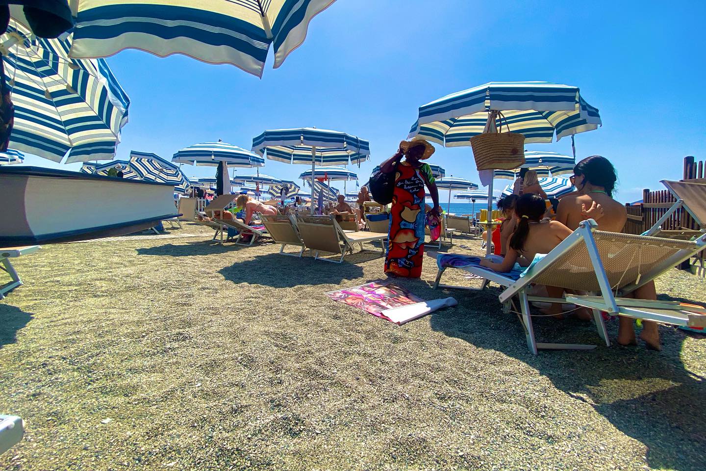 Sgominato in spiaggia il mercato delle “treccine”