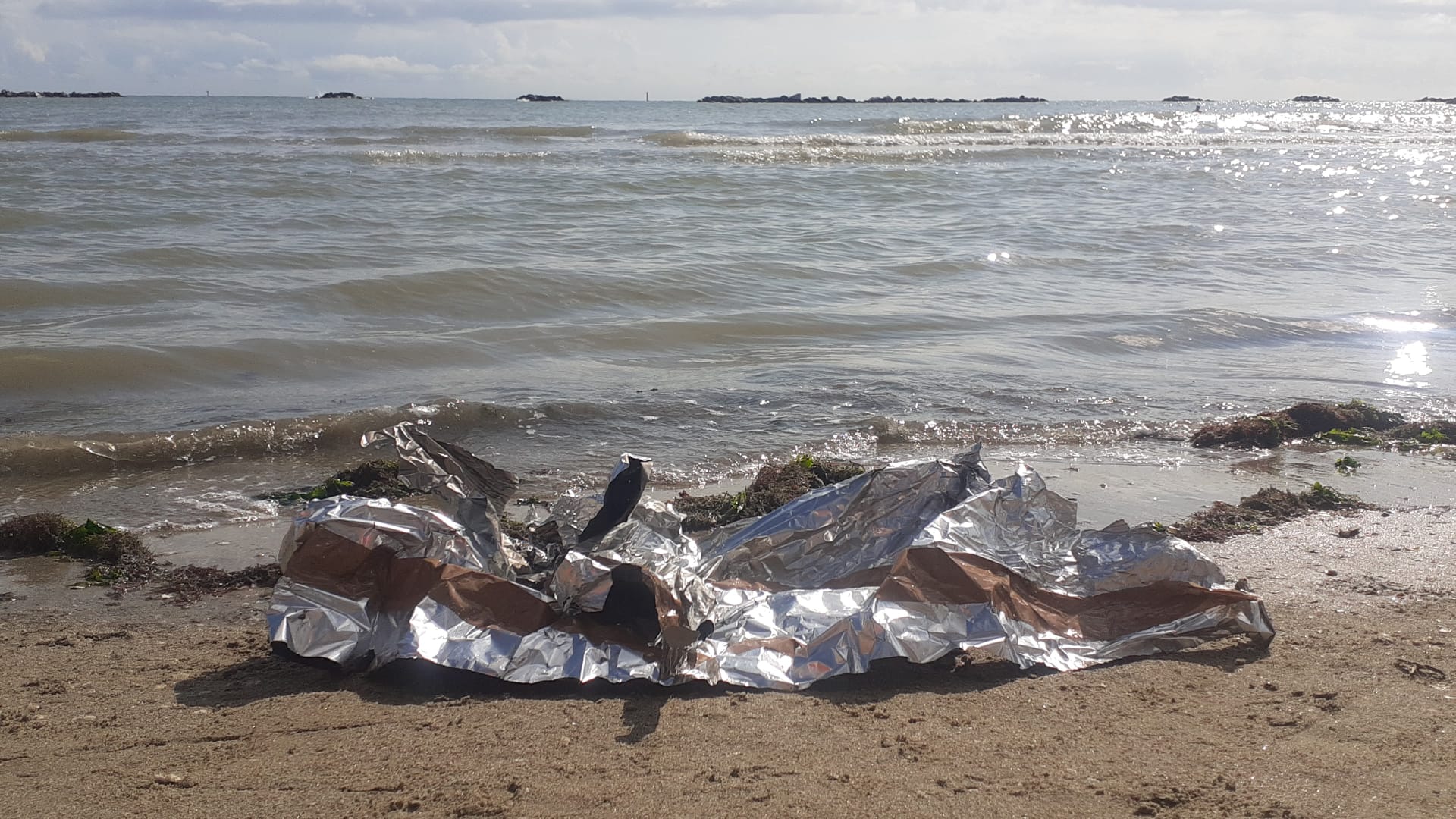 I fuochi lasciano il segno in spiaggia e in mare