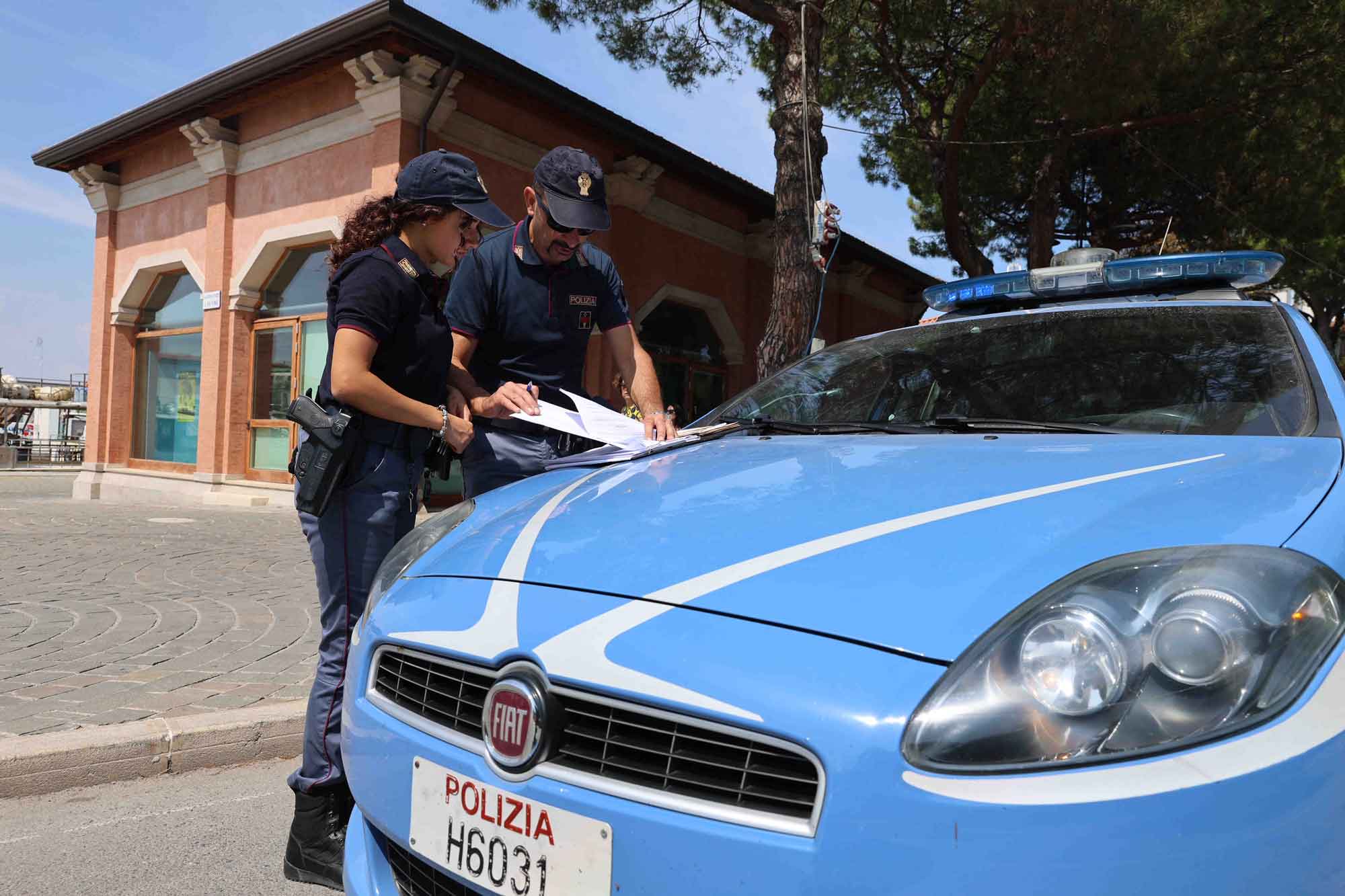 Abiti succinti in condominio, la vicina di casa chiama la Polizia