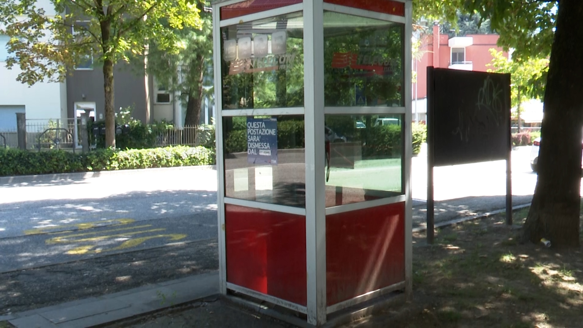 Addio cabine telefoniche, smantellata anche l’ultima di viale Torino