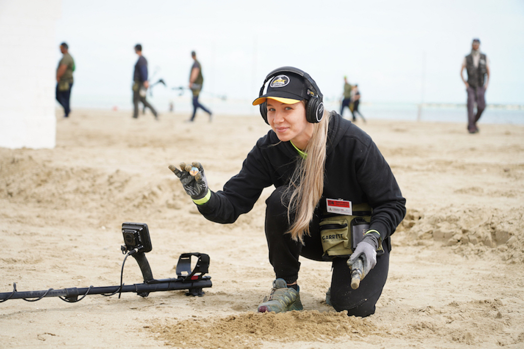 Metal detector in spiaggia, a Cesenatico la prima scuola di formazione