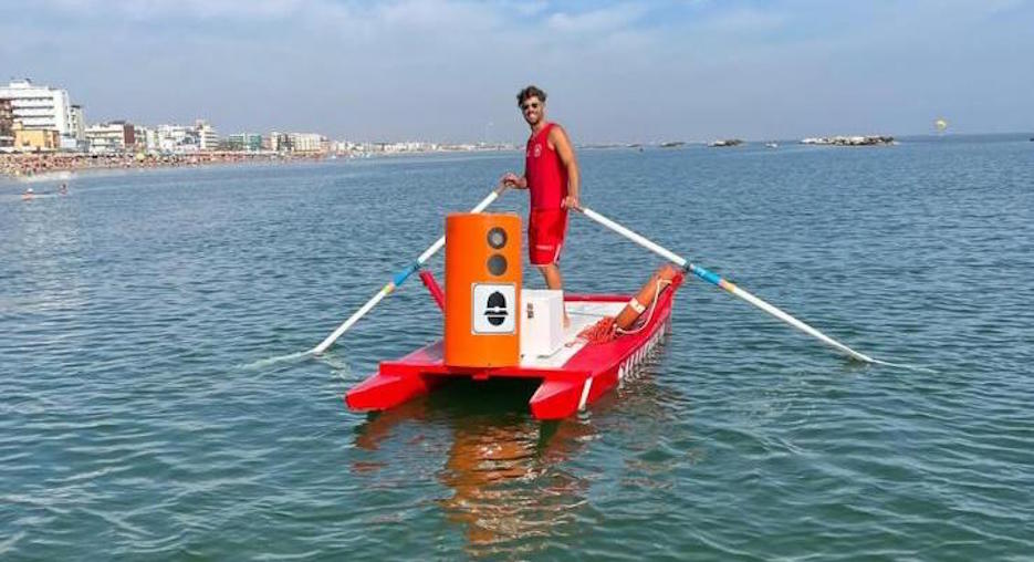 Lanciano autovelox in mare: ripescato da un bagnino