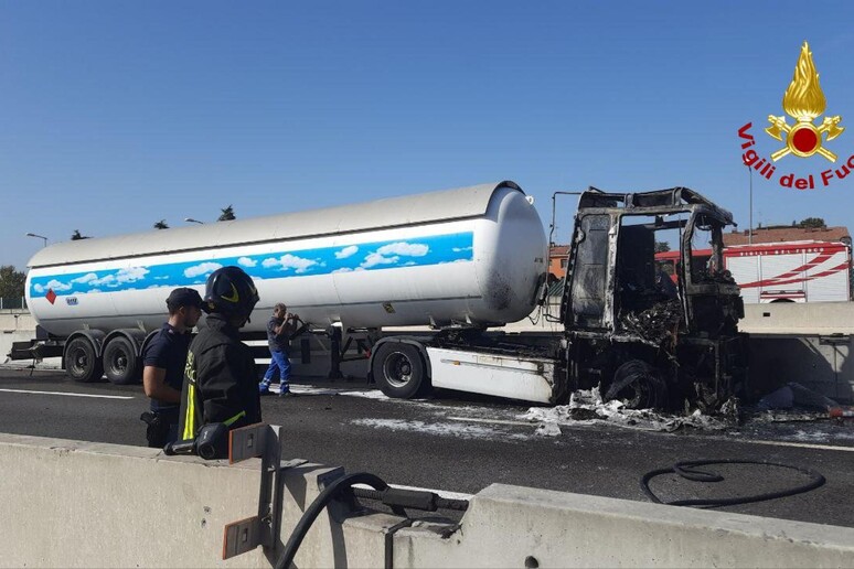 Prende fuoco camion cisterna, rischio esplosione in A14