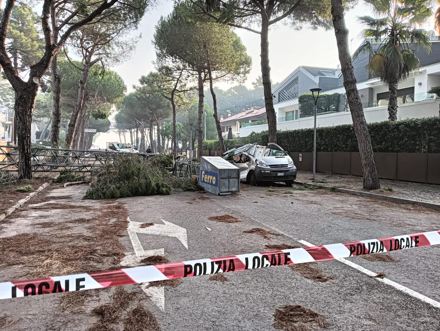 Gru cade in mezzo alla strada: tragedia sfiorata a Milano Marittima