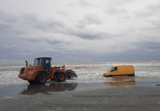 Dimentica il freno a mano e ritrova il furgone in mezzo al mare