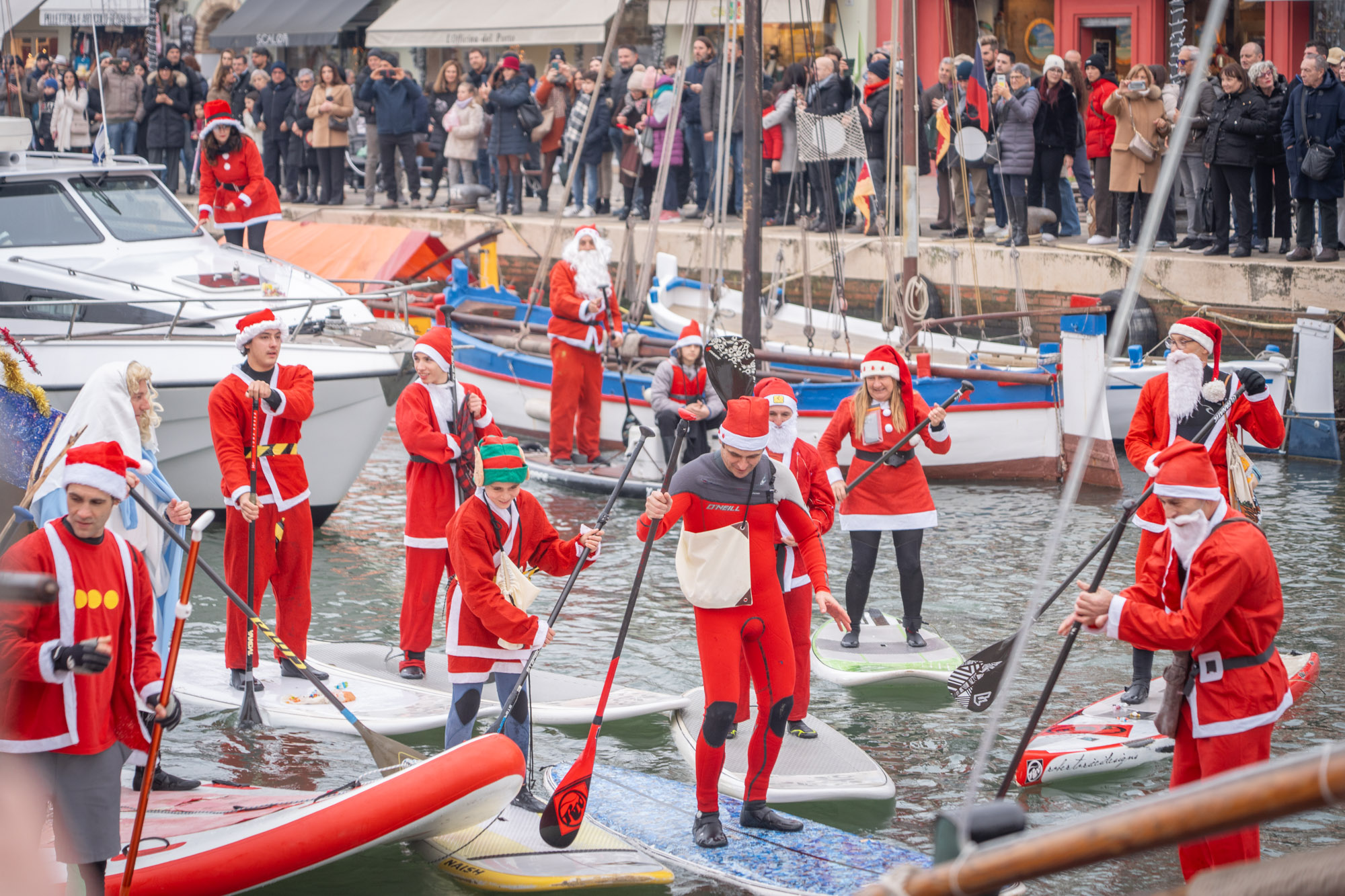 Grande successo per la sfilata dei Babbi Natale in sup