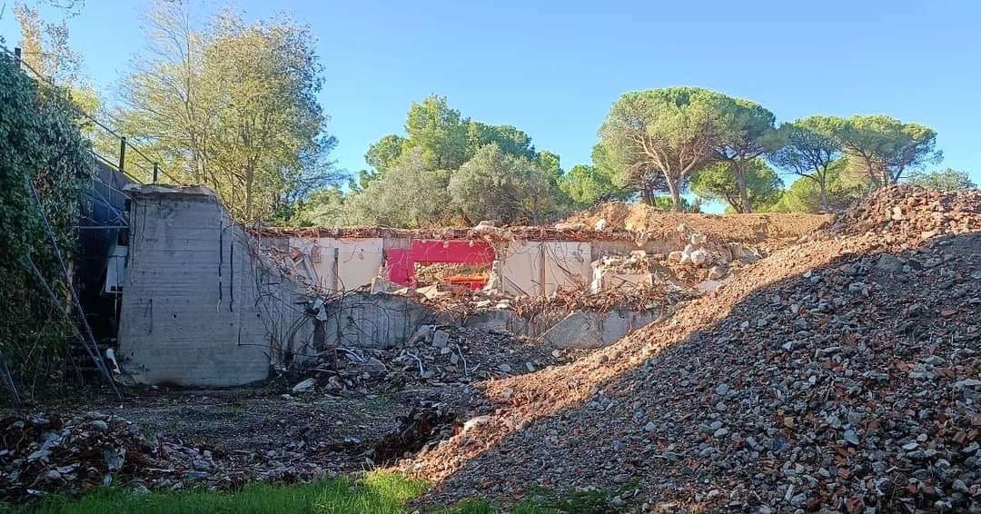 Rimini, le ruspe abbattono per sempre la celebre discoteca “Il Paradiso”