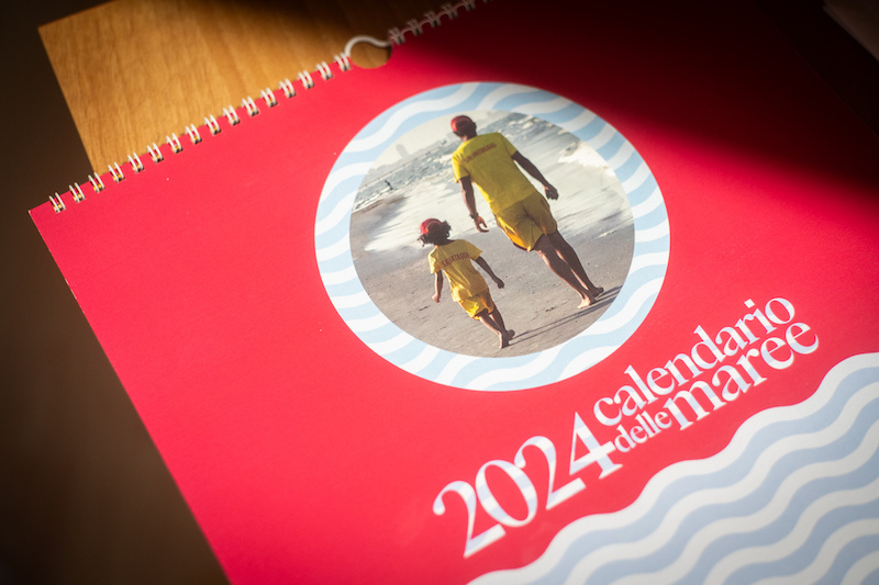 Un 2024 social per il calendario delle maree, firmato dalla Cooperativa Bagnini