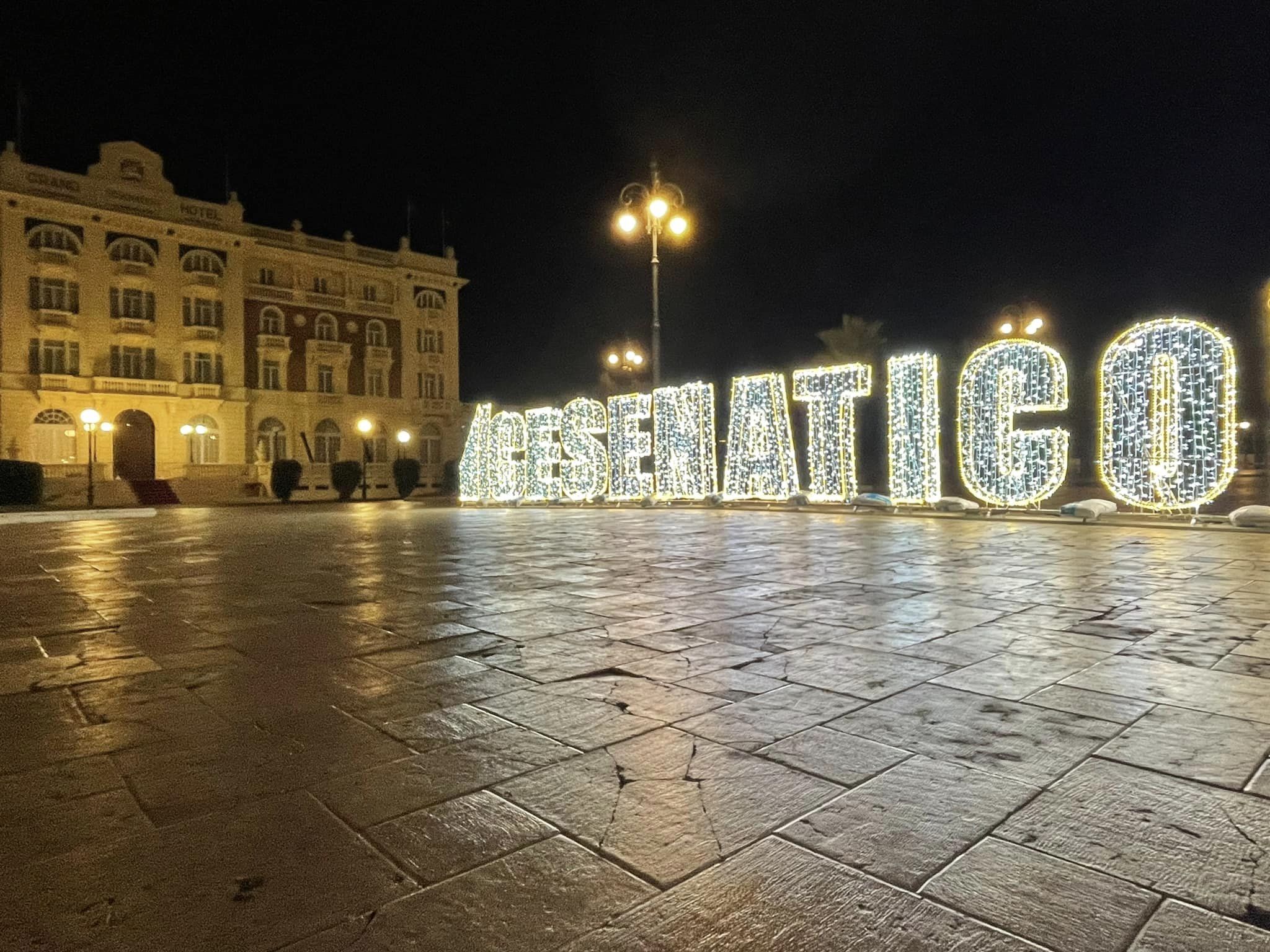 Benvenuti sul lungomare, dove il Natale non è ancora arrivato