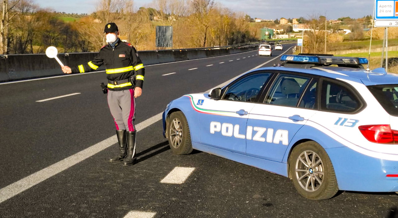 Fermato uno spacciatore in autostrada con oltre un chilo di hashish