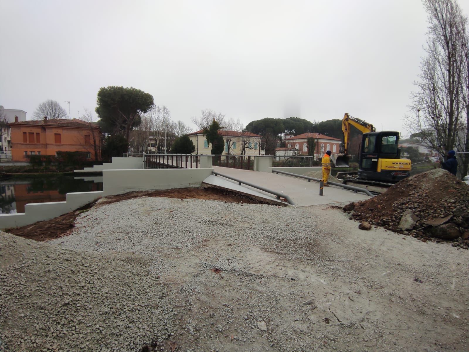 Per il ponte di via Ferrara in arrivo dissuasori e verde