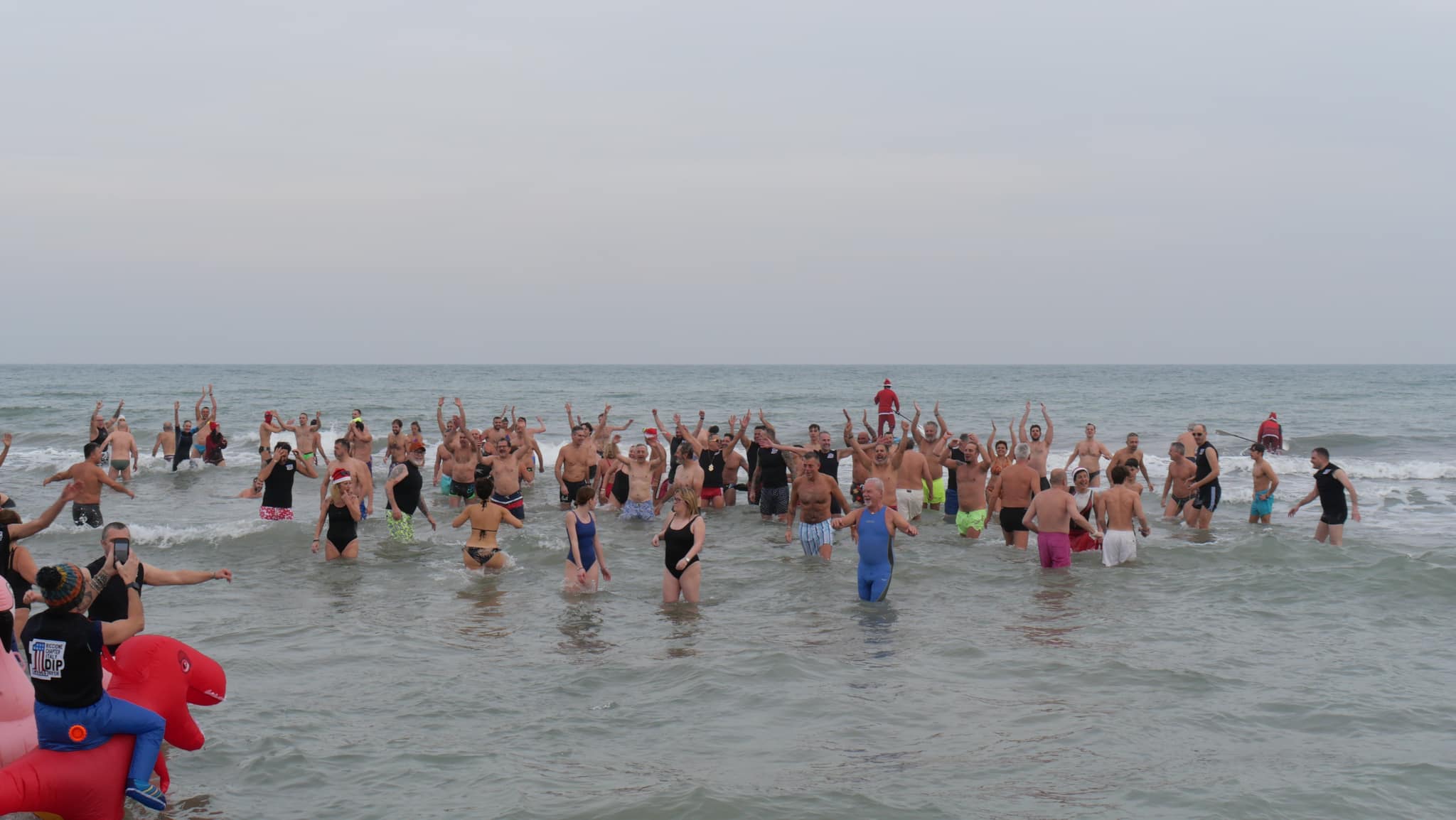 Bagno di Capodanno a Riccione, si tuffano in oltre cento