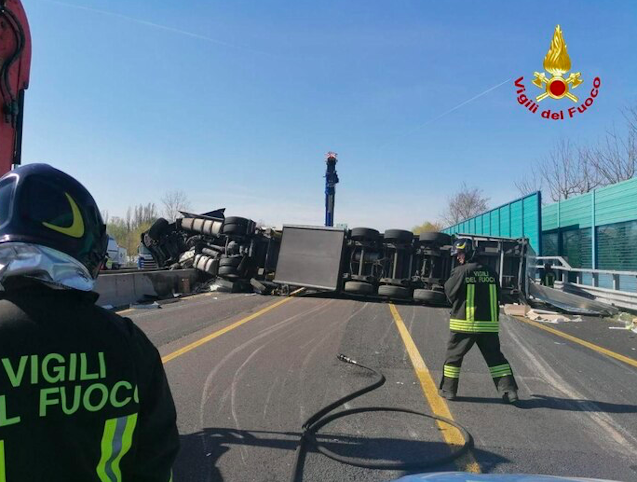 Tir si ribalta sull’A14: code chilometriche tra Forli e Faenza