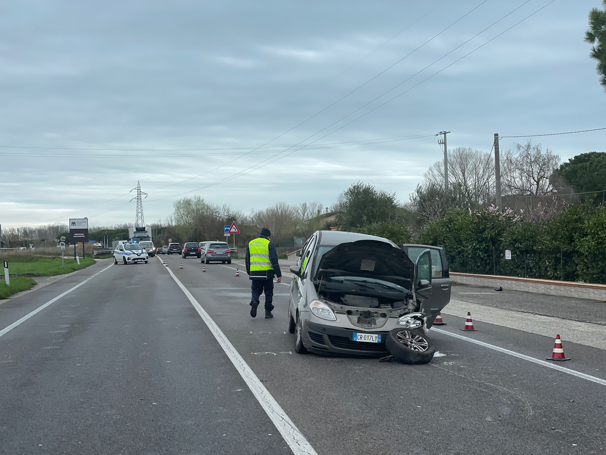 Incidente sulla S16 davanti al Famila: due feriti lievi