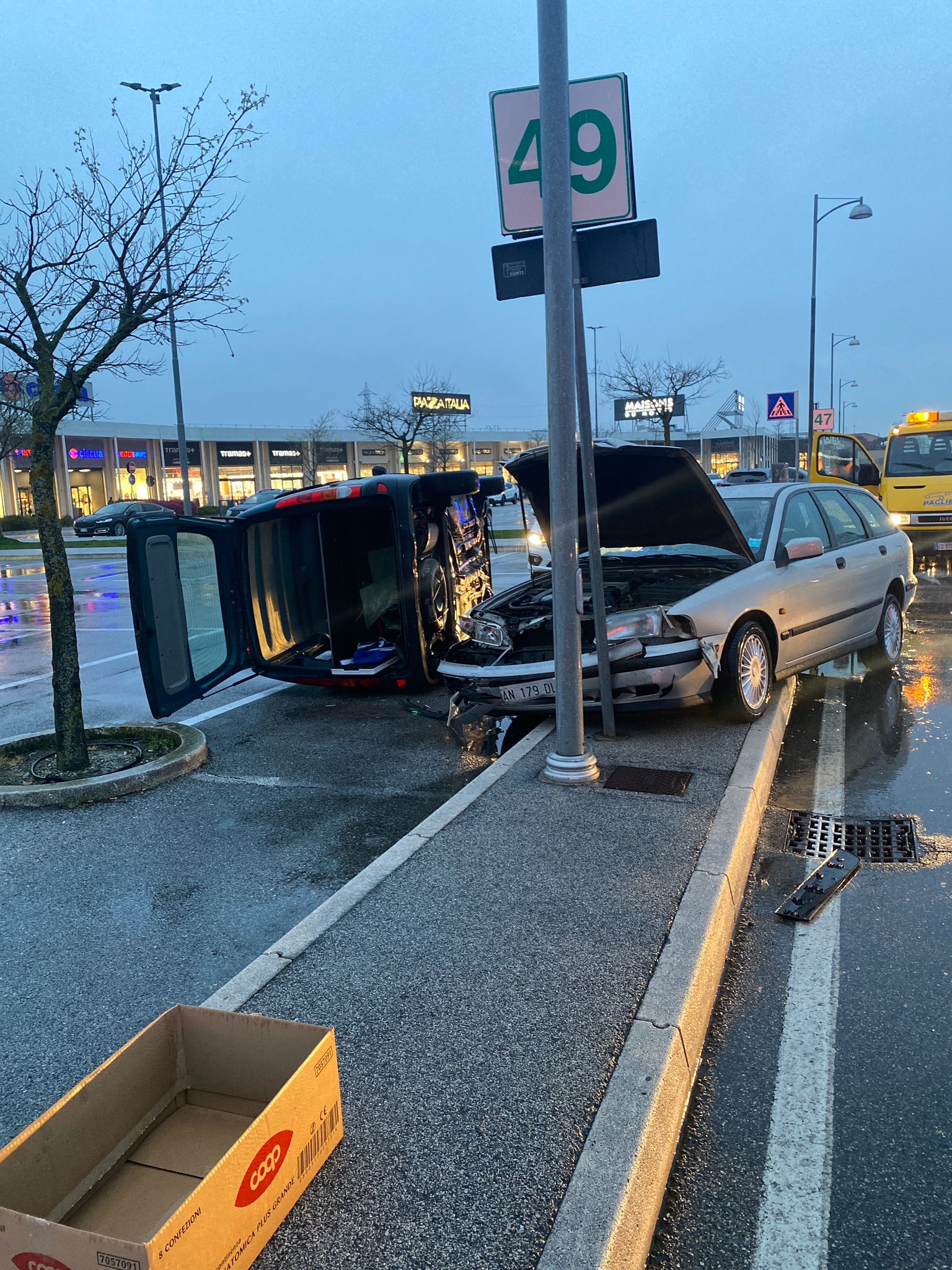 Spettacolare incidente nel parcheggio dell’Iper Rubicone