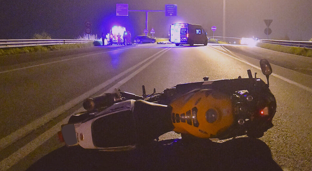 Si scontrano con un’auto che fa inversione: morti due motociclisti sulla S16