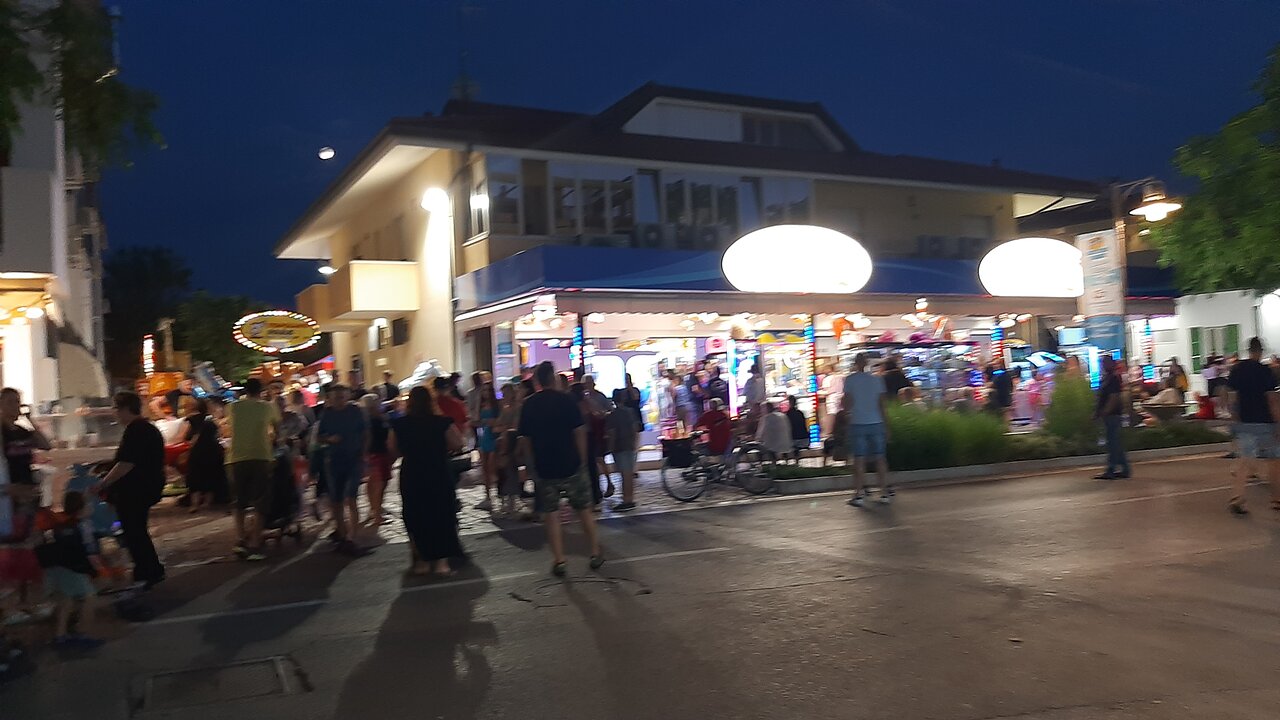 Gatteo Mare, ubriaco semina il panico davanti al “Topolino Park” di viale delle Nazioni