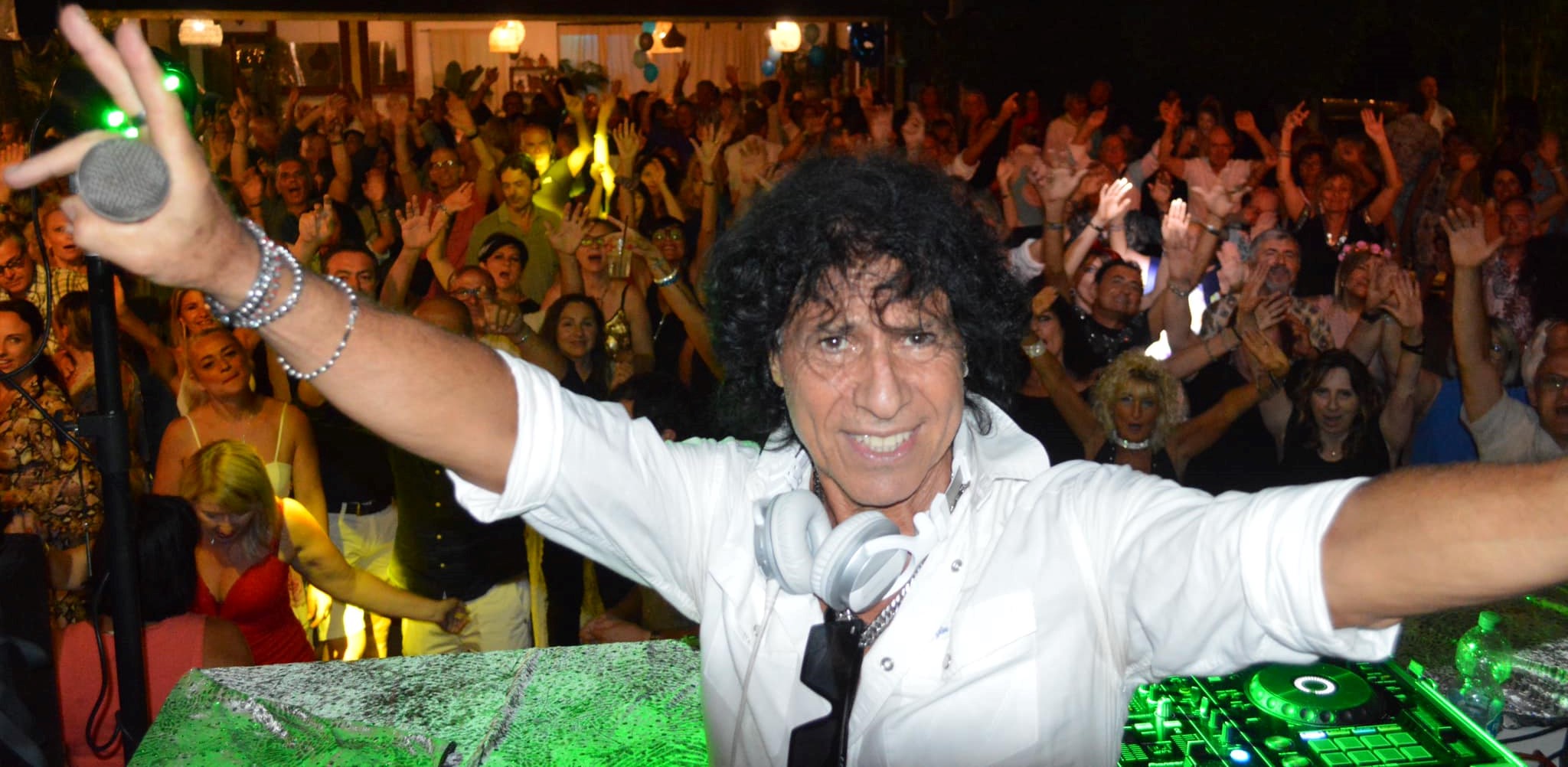 Sabato a Viserba esplode l’energia contagiosa di “Enrico il Pazzo”