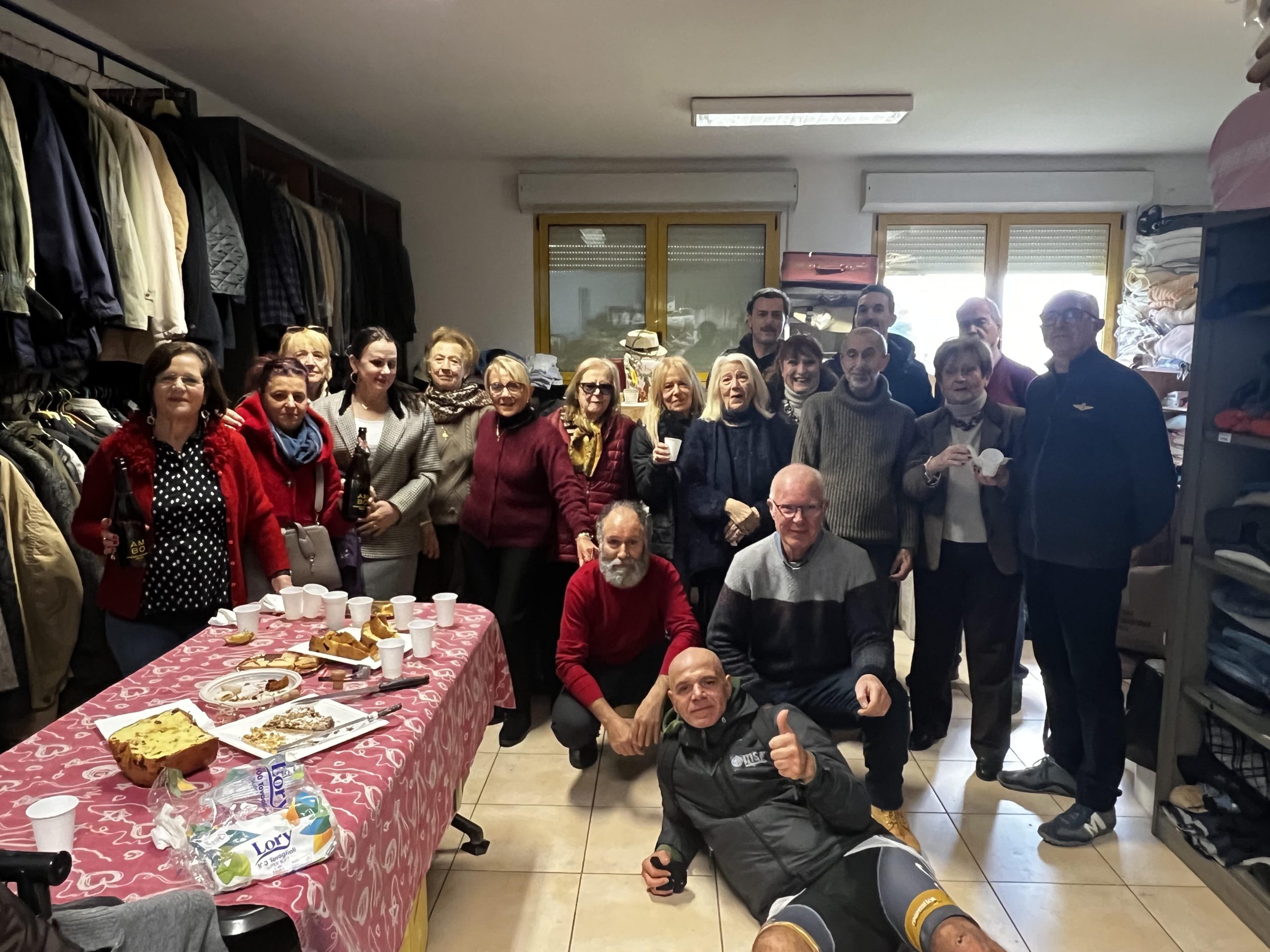 Il sindaco Matteo Gozzoli è stato alla Caritas per gli auguri di Natale