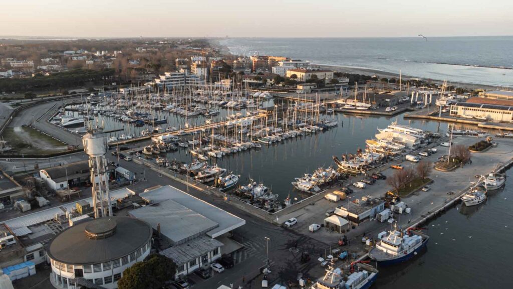 porto cesenatico darsena motonavi