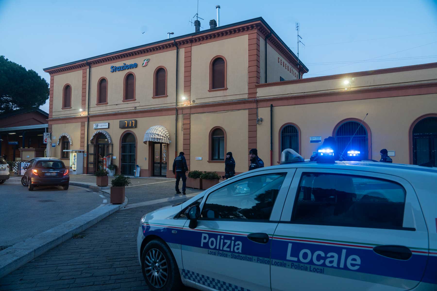 Sequestrati coltelli e mazze: l’intervento della Polizia Locale