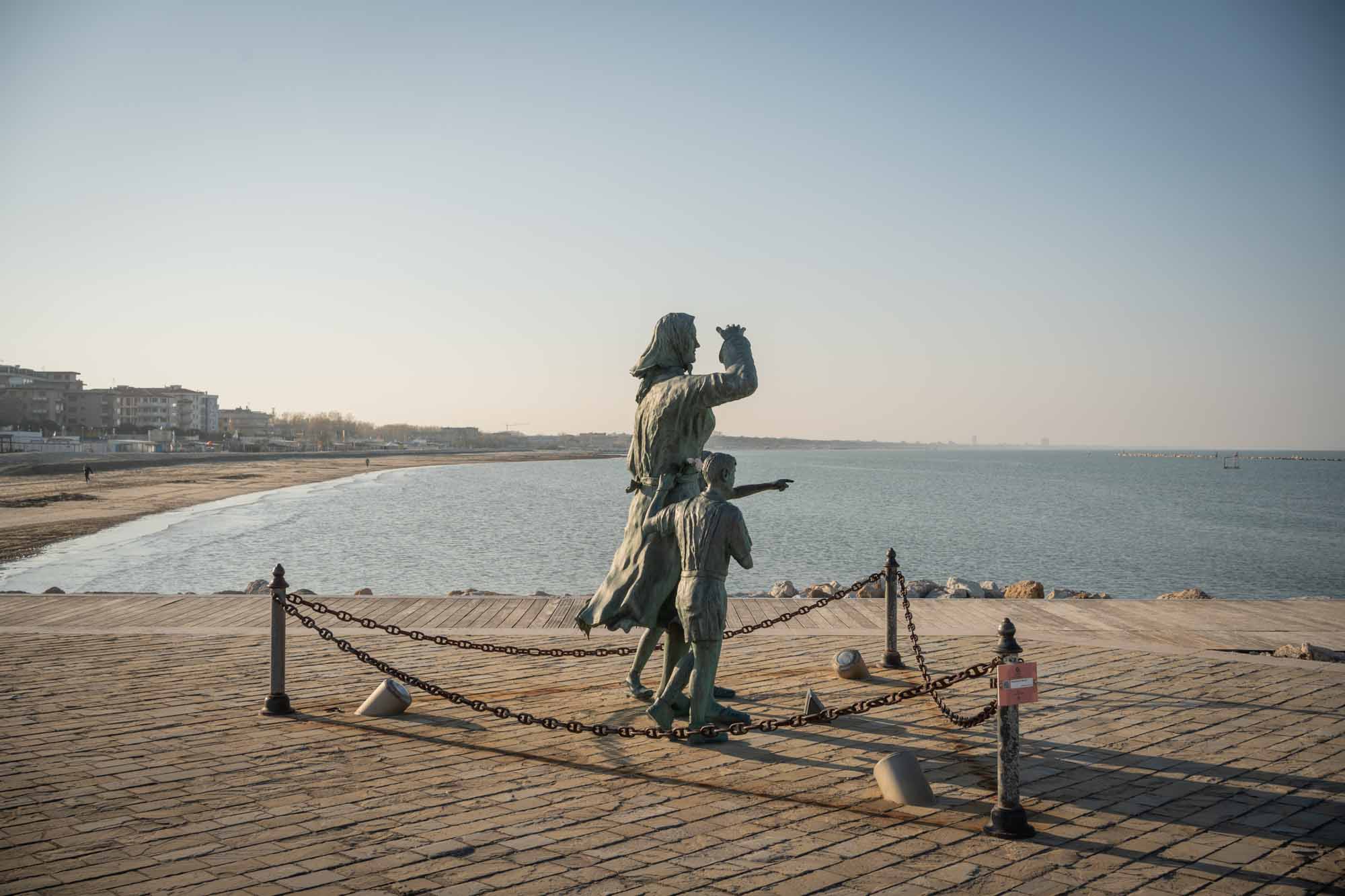 spiaggia ponente - piazza spose marinai flashmob