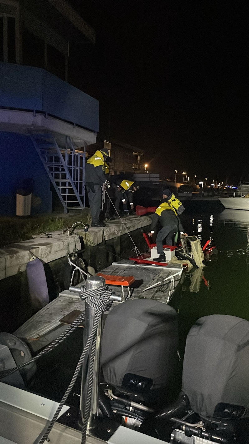 Rubano due mosconi e fanno incetta di vongole