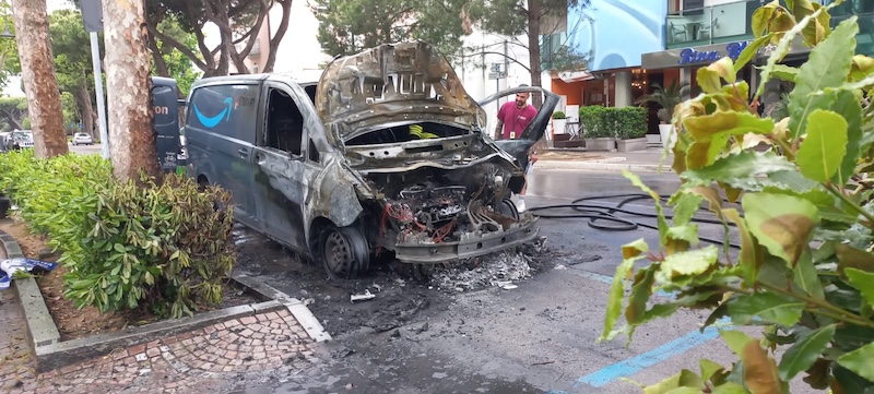 Furgone Amazon in fiamme