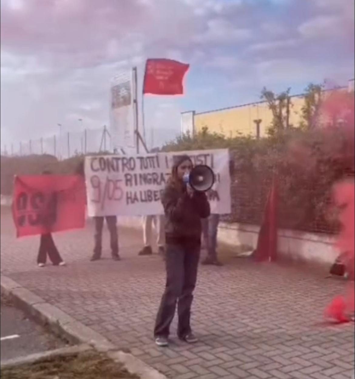 Manifestanti di estrema sinistra fuori dal liceo, la replica di FDI